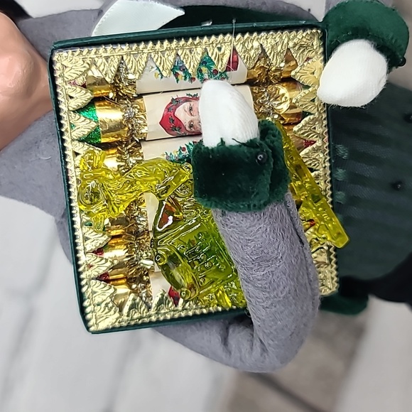 Byers' Choice Caroler 2004 Christmas Traditions Man with Christmas Crackers - Picture 14 of 17